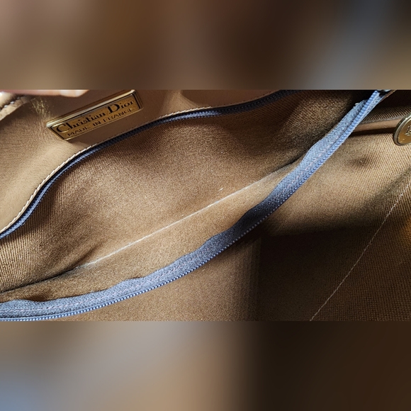 Christian Dior Honeycomb shoulder tote. Small scratches on ext leather. - Picture 11 of 14